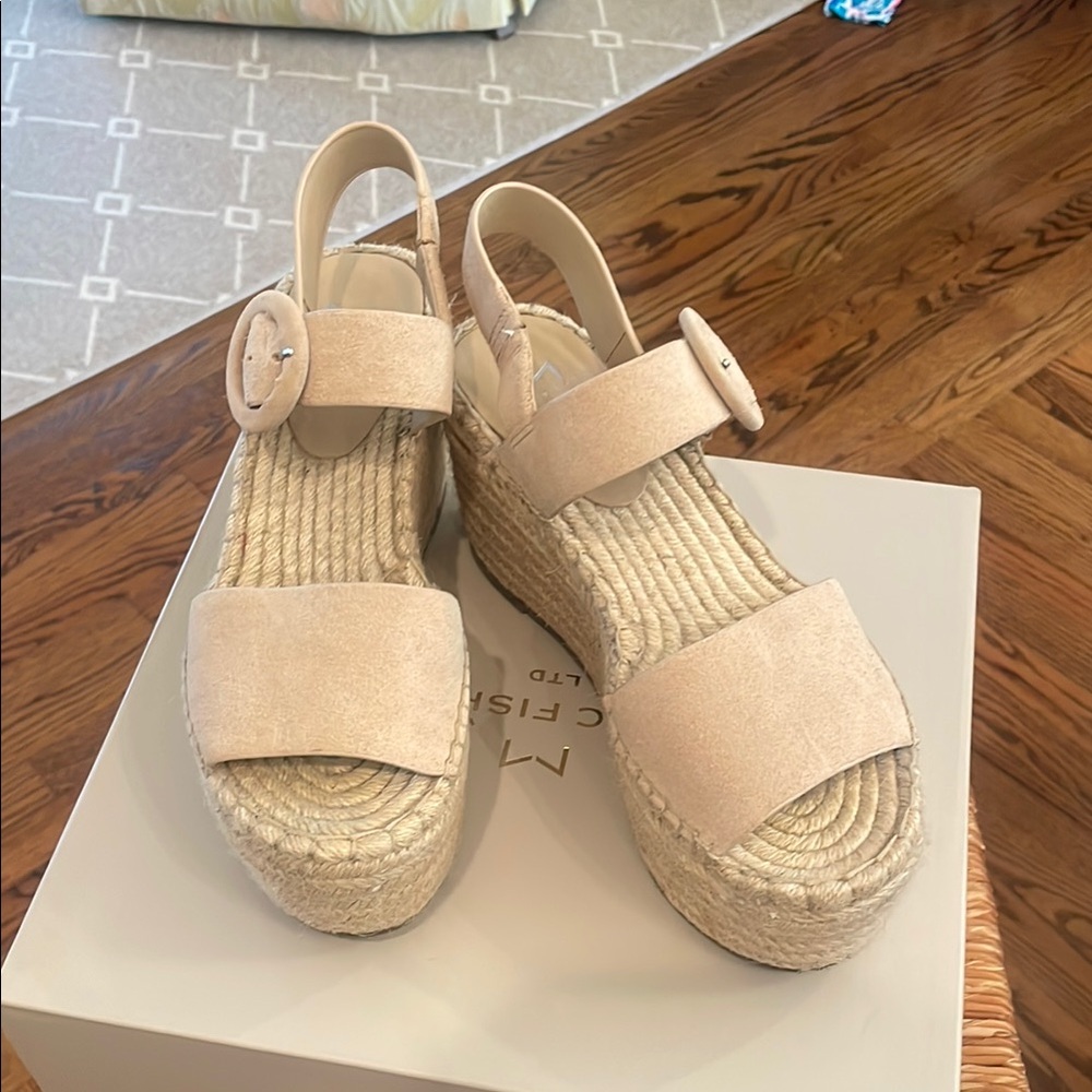 Marc Fisher Rex nude suede platform sandal sz 7